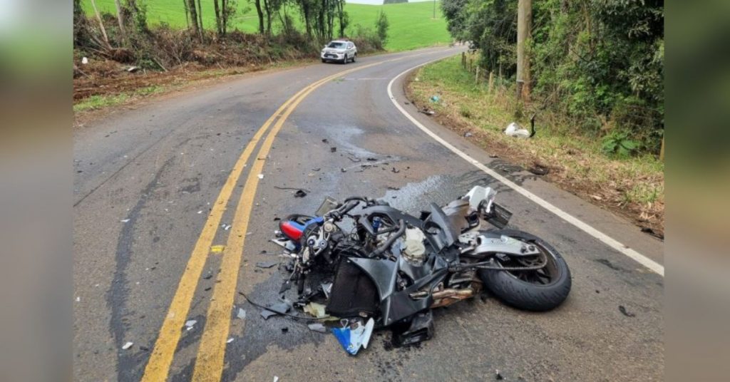 SC: Acidente brutal deixa moto de luxo aos pedaços e piloto sem vida em rodovia que corta o Meio-Oeste