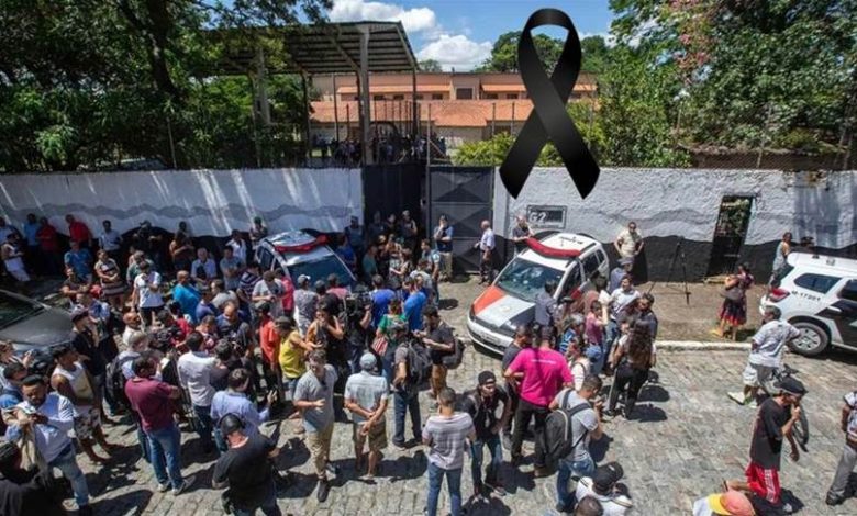 URGENTE: Homem invade escola armado, deixas mais de 10 mortos e feridos, ele t… Ver mais