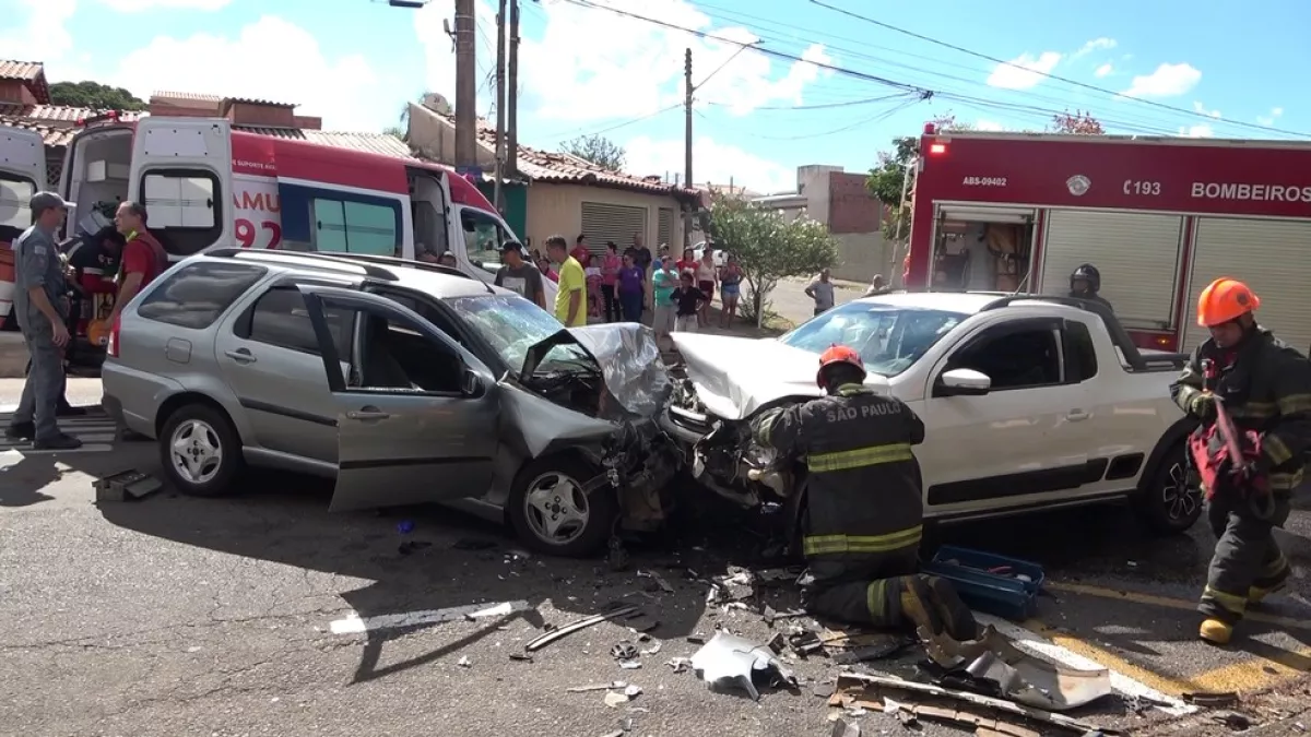 Acidente entre dois carros deixa 3 pessoas feridas em São Carlos; VEJA FOTOS
