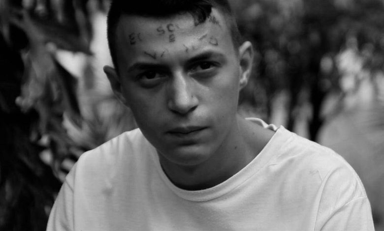 Lembra do rapaz que teve a testa tatuada ‘ladrão e vacilão’? Atualmente, ele vive d…Veja mais